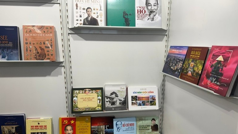 关于伟大胡志明主席的著名作品。 sach3.jpg