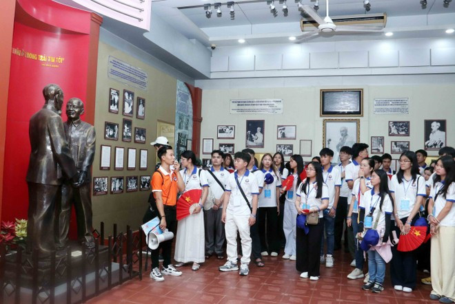 营员们参观胡志明博物馆胡志明市分馆。(图片来源:越通社) traihe1.jpg