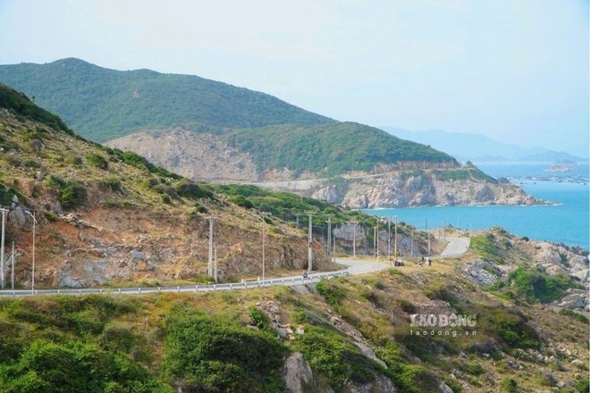 DT702公路长约60公里,依偎在主山国家公园旁,面朝东海。这条路串接许多著名的旅游景点。(图片来源:劳动报) DT702公路长约60公里,依偎在主山国家公园旁,面朝东海。这条路串接许多著名的旅游景点。(图片来源:劳动报)