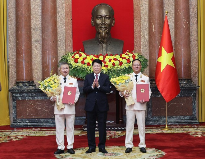国家主席梁强向中央公安党委常委会委员、公安部副部长范世松,中央公安党委常委会委员、公安部副部长阮玉林颁发晋升上将警衔的决定。图自越通社 国家主席梁强向中央公安党委常委会委员、公安部副部长范世松,中央公安党委常委会委员、公安部副部长阮玉林颁发晋升上将警衔的决定。图自越通社