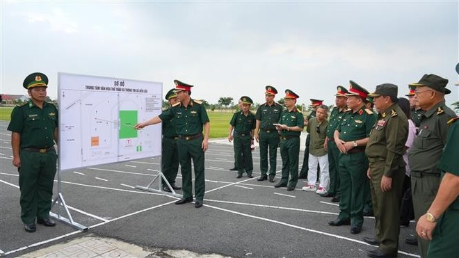 越南国防部副部长黄春战上将实地检查第二次越南—柬埔寨边境国防友好交流活动的筹备工作落实情况。(图片来源:越通社) 越南国防部副部长黄春战上将实地检查第二次越南—柬埔寨边境国防友好交流活动的筹备工作落实情况。(图片来源:越通社)