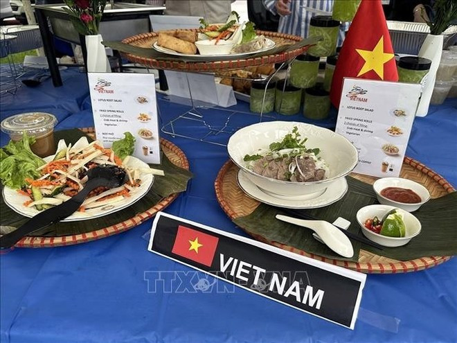越南美食为国际友人带来熟悉而难忘的越南风味。(图片来源:越通社) anh2.jpg