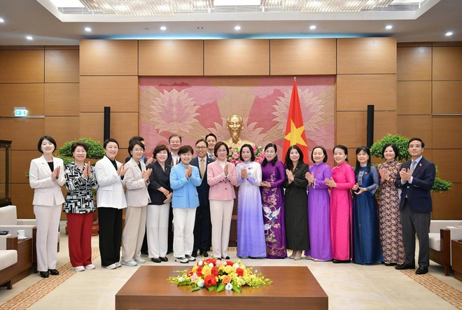 双方代表合影。(图片来源:越通社) daibieuquochoi.jpg