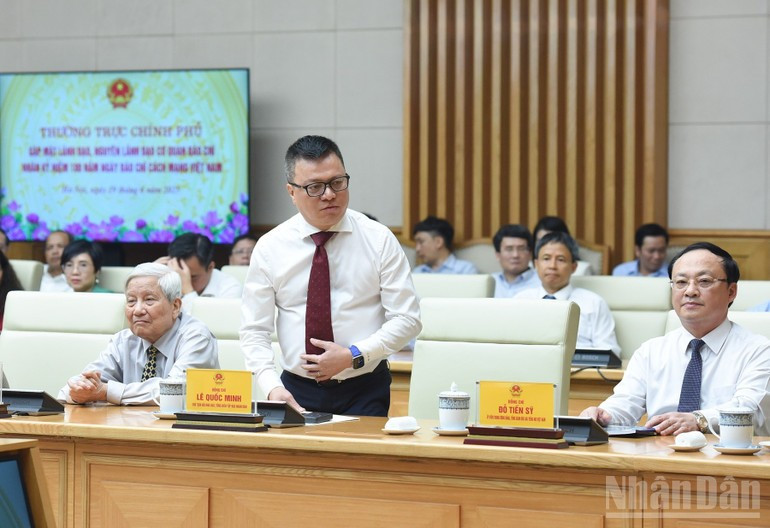 越共中央委员、《人民报》社总编辑、中央宣教与民运部副部长、越南新闻工作者协会主席黎国明在会上发表讲话。 lequocminh1.jpg