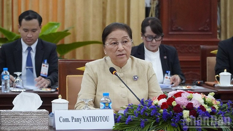 老挝国家副主席巴尼·雅陶都。 lao5.jpg