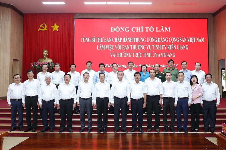 苏林总书记与各位代表合影。(图片来源:越通社) tongbithu2.jpg