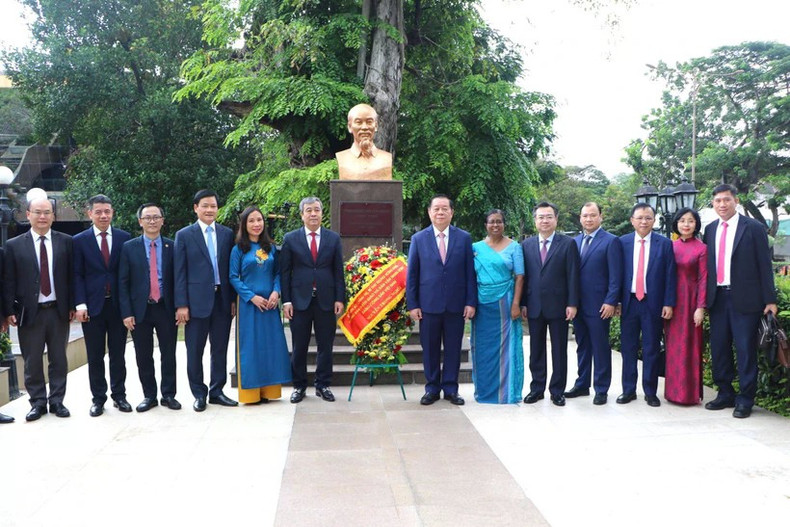 越南共产党代表团在胡志明主席塑像敬献花圈。 nguyentrongnghia.jpg