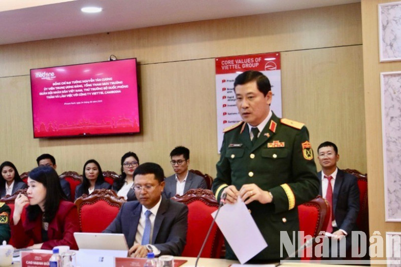Viettel集团副总经理杜明方在会上发表讲话。 campuchia3.jpg