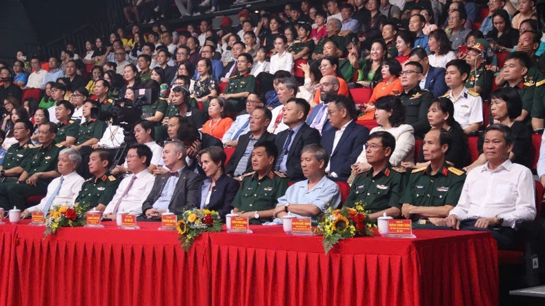 出席活动的代表。 binhminh1.jpg