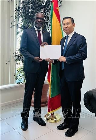 武中美大使向格林纳达外交、贸易和出口发展部长约瑟夫·安德尔递交国书副本。(图片来源:越南驻委内瑞拉大使馆) quocthu3.jpg