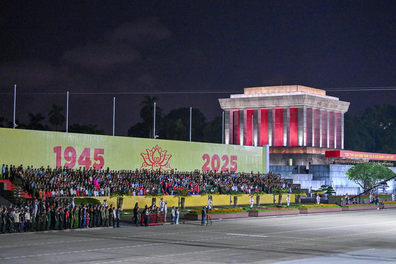 首都河内居民前来观看综合演练。 anh2.jpg