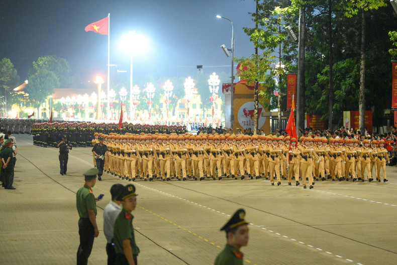 各方阵经过巴亭广场后,将在河内街道上庄严行进。 anh5.jpg