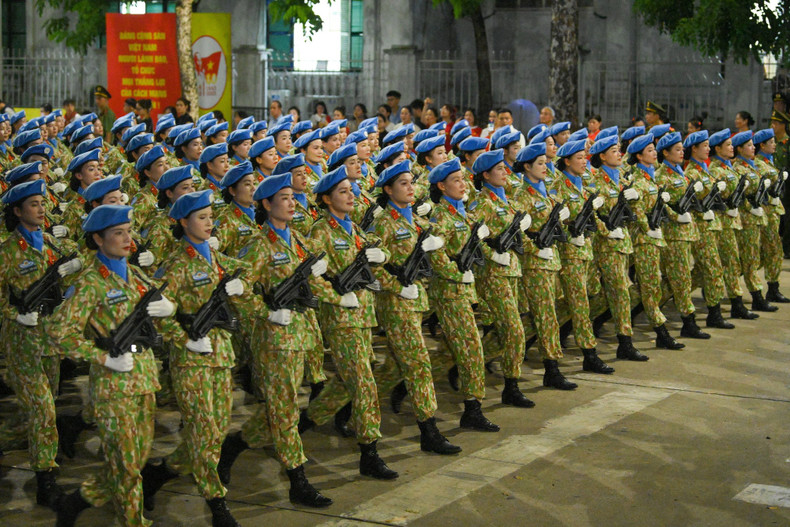 维和女兵方阵。 anh10.jpg