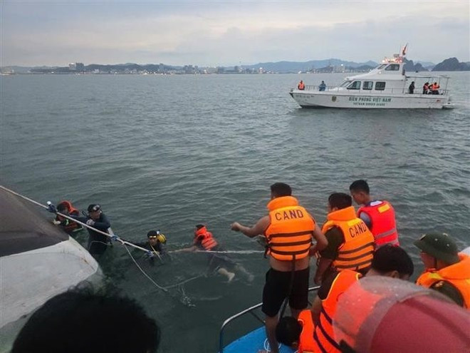 截至18时,搜救力量成功救起2人,使获救总人数增至12人(含游客和船员)。(图片来源:越通社) 截至18时,搜救力量成功救起2人,使获救总人数增至12人(含游客和船员)。(图片来源:越通社)