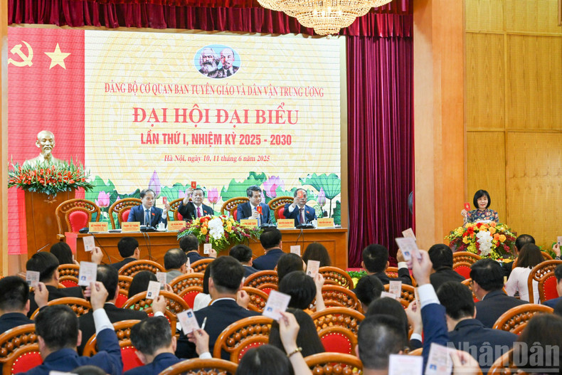 大会选举了主席团、秘书团和代表资格审查委员会。 btg5.jpg