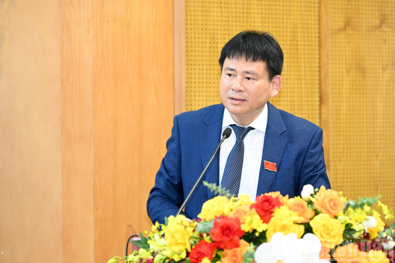 代表们就提交党的第十四次全国代表大会的文件草案,以及越共中央机关党委的政治报告草案提出意见。 btg10.jpg