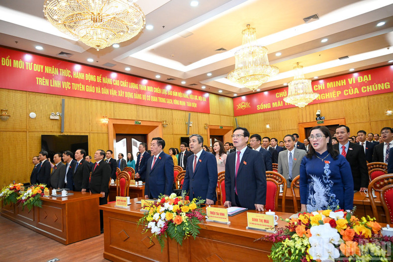 与会代表向国旗行注目礼。 btg2.jpg