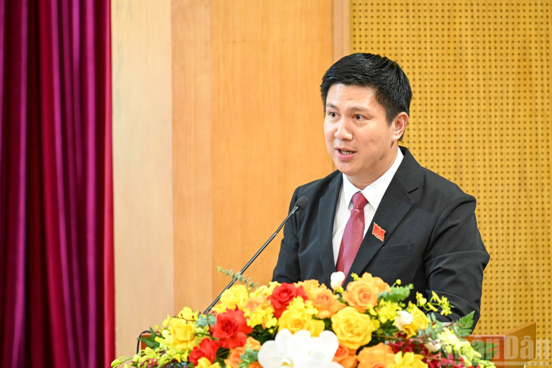 代表们就提交党的第十四次全国代表大会的文件草案,以及越共中央机关党委的政治报告草案提出意见。 btg11.jpg