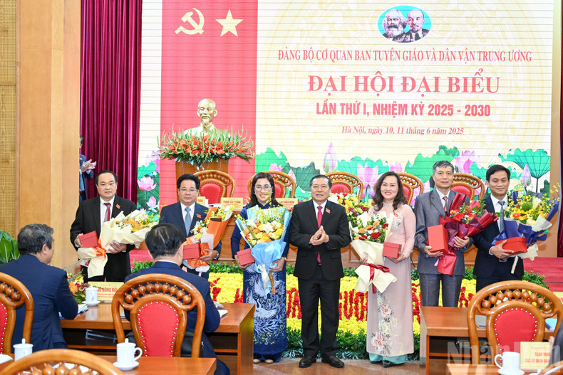 赖春门同志向2020-2025年任期未连任的执行委员会委员赠送鲜花。 btg12.jpg