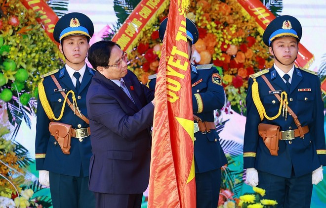 范明正总理代表党和国家领导向防空—空军军种授予“人民武装力量英雄”称号。(图片来源:越通社) thutuong2.jpg