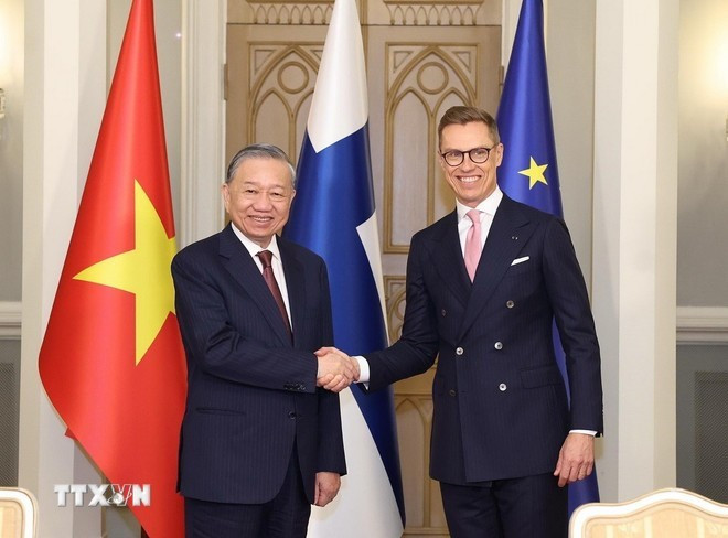 苏林总书记与斯图布总统亲切握手。(图片来源:越通社) le-ky-2.jpg