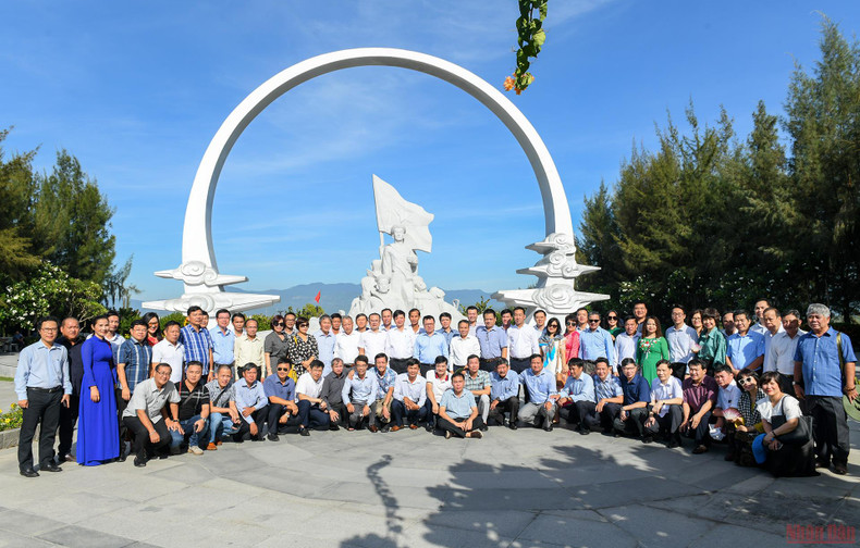 《人民报》社代表团敬香缅怀鬼鹿角礁战士（组图） ảnh 8