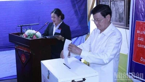 老挝人民革命党中央总书记、国家主席通伦·西苏里（Thongloun Sisoulith）在万象首都西萨塔纳县塔帕兰赛坊第1选区的投票站行使公民权利，参与投票。