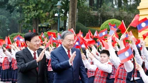 越南与老挝在新发展阶段中并肩前行