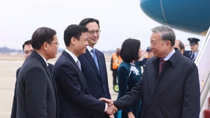 苏林总书记抵达美国出席加沙和平委员会开幕会议。