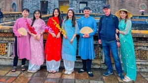 越南友人黄秋姮女士与丈夫马雷克（右一）兴致勃勃地在越南迎接传统春节。