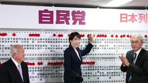 日本首相、自民党（LDP）领导人高市早苗于2026年2月8日在东京，为在众议院选举中获胜的本党候选人张贴姓名牌。图片来源：越通社