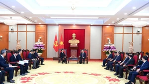 越共中央总书记苏林与日本神奈川县知事黑岩祐治。（本报记者 登科摄）