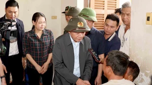 陈锦秀同志前往庆和省延田洪灾地区慰问民众。