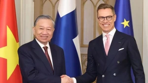 苏林总书记与斯图布总统亲切握手。（图片来源：越通社）