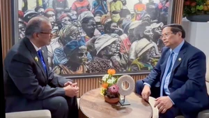 越南政府总理范明正11月22日会见世界卫生组织总干事谭德塞·阿达诺姆。