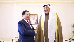 越南政府总理范明正会见科威特王储谢赫萨巴赫·哈立德·萨巴赫。（图片来源：VGP）