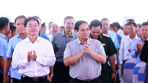图为越南政府总理范明正在“500个日夜竞赛完成3000公里高速公路”动员大会上发言。图片来源：越通社