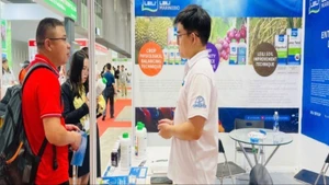 参观者在展会现场参观交流。