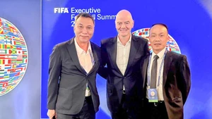 越南足联主席陈国俊（左一）在国际足联足球峰会上会见国际足联主席因凡蒂诺（中）。（图片来源：越南足联）