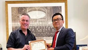 越南驻奥地利大使武黎太黄（右）会见维也纳爱乐乐团主席丹尼尔·弗罗绍尔。