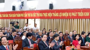 国会主席陈青敏与各位代表出席决议公布仪式。（图片来源：越通社）