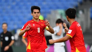 越南队队长屈文康（11号）在2026年U23亚洲杯决赛圈A组第二轮比赛中为越南队首开纪录后庆祝进球。比赛于2026年1月9日在沙特阿拉伯吉达市的阿卜杜拉体育场举行。图片来源：亚足联（AFC）