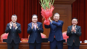 越共第十四届中央委员会一致选举十三届中央委员会总书记苏林同志为第十四届中央委员会总书记。（图片来源：越通社）