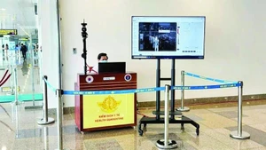 越南卫生部建议各地卫生部门在口岸加强监测，及时发现疑似感染尼帕病毒病例。（图片来源：维俊 摄）