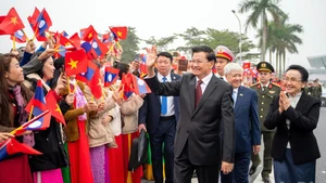 老挝人民革命党中央委员会总书记、老挝人民民主共和国主席通伦·西苏里及夫人已抵达河内内牌国际机场，越共中央政治局委员、越南国会常务副主席杜文战等领导迎接通伦·西苏里同志一行。