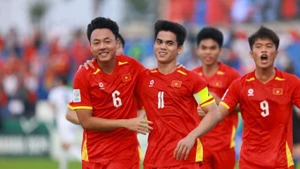 屈文康（11号）与队友一同庆祝进球。