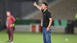 越南U23队主教练金相植在对阵中国U23队的半决赛中场边指挥。