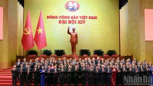 党和国家领导同志与代表们出席越南共产党第十四次全国代表大会预备会议。