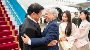 越共中央政治局委员、越南国会常务副主席杜文战等领导迎接老挝人民革命党中央委员会总书记、国家主席通伦·西苏里一行。