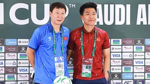 金相植主教练与球员范李德出席赛前新闻发布会。（图片来源：越南足联）